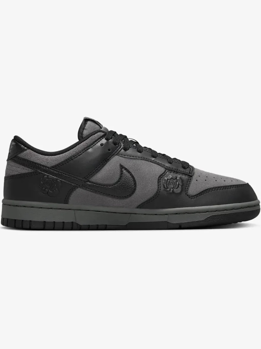 Nike Dunk Low SE in Black Roses